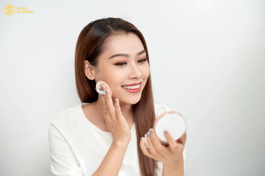Cushion có chất kem mỏng, nhẹ, dễ tán và tự nhiên