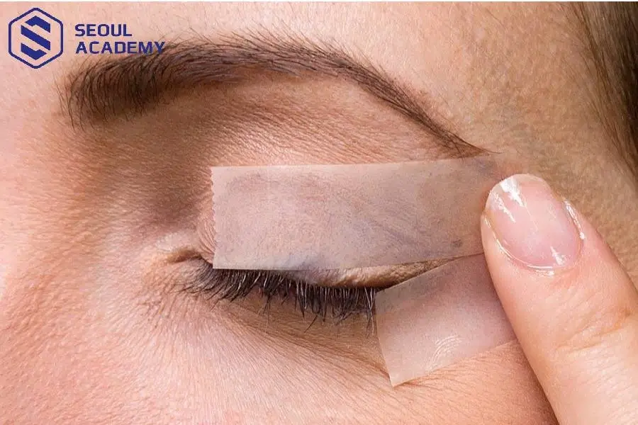 Thực hiện dán miếng kích mí đúng kỹ thuật để tạo nếp gấp mí mắt tự nhiên