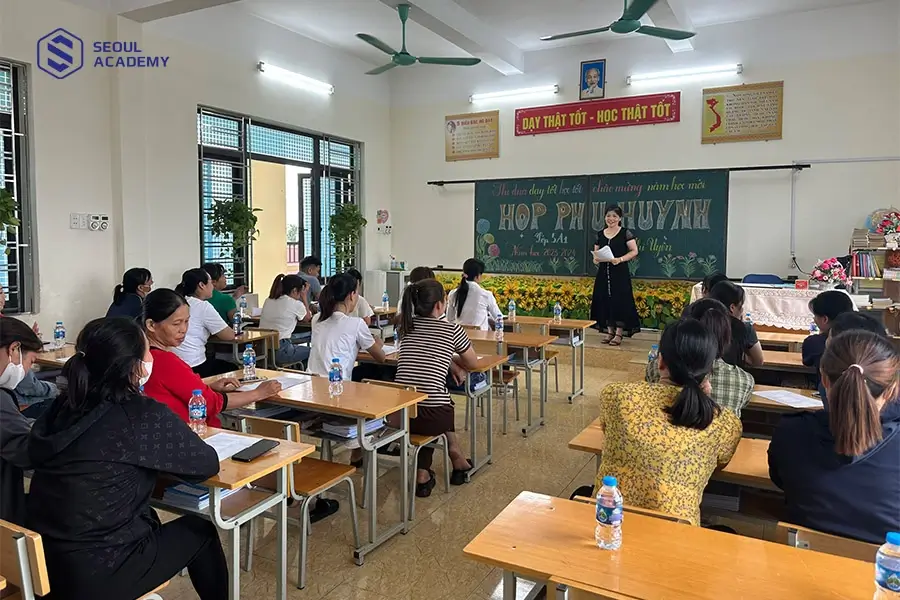 Đi họp phụ huynh nên lựa chọn trang phục thanh lịch và đơn giản