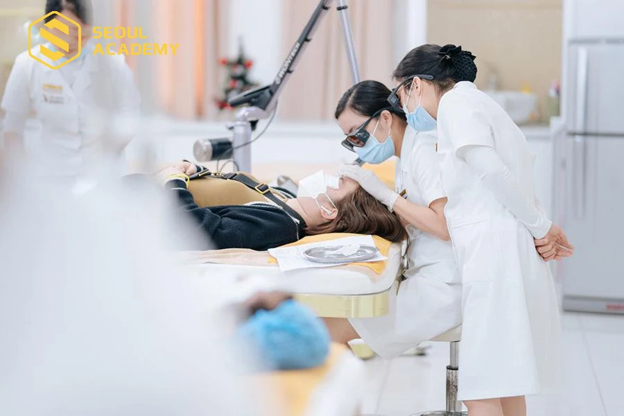 Thẩm Mỹ Viện Xuân Hương có khoá triệt lông chiếu ánh sáng