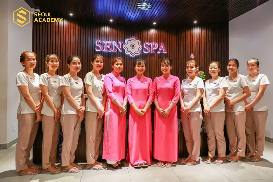 Đội ngũ nhân viên tại Sen spa luôn hỗ trợ khách hàng rất nhiệt tình