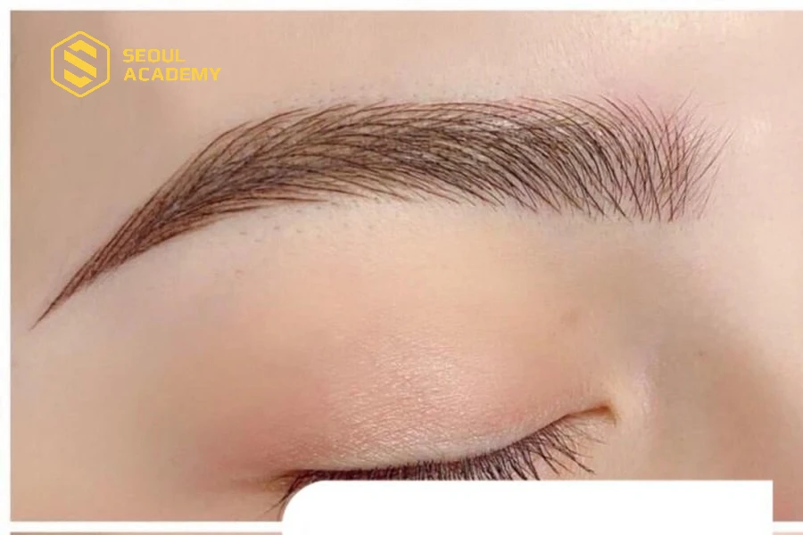 Chân mày điêu khắc với màu nâu hạt dẻ