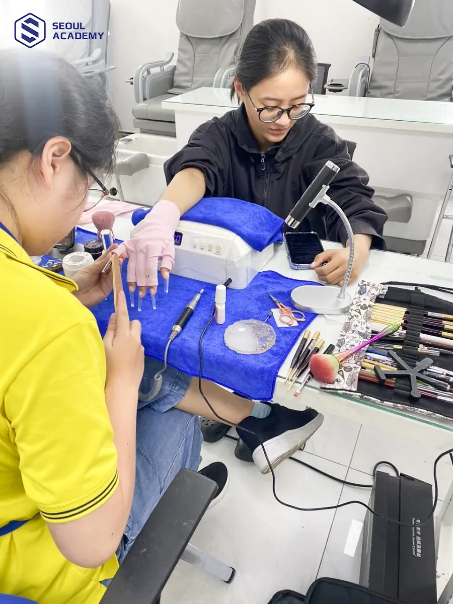 Làm nail hiện nay là một nghệ thuật và bạn hoàn toàn có thể trở thành nail artist nổi tiếng