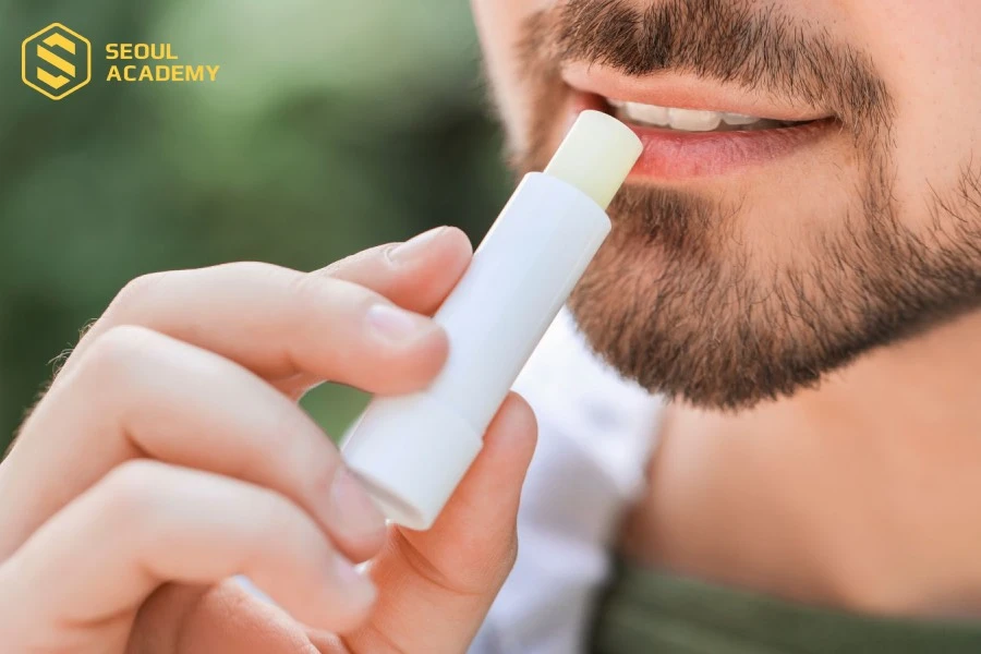 Trang điểm nam nên dùng son dưỡng không màu hoặc màu nhẹ nhàng