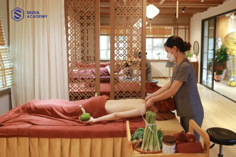 Massage đả thông kinh lạc cần được thực hiện theo đúng quy trình để đảm bảo an toàn và hiệu quả đạt được