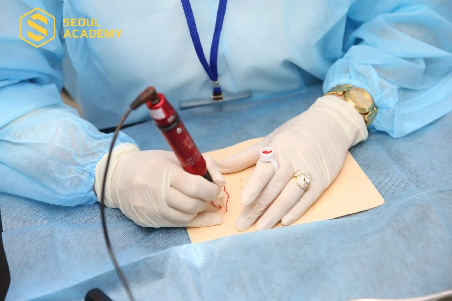 Trung tâm dạy phun xăm Diễm Anh đào tạo học viên có tay nghề cao