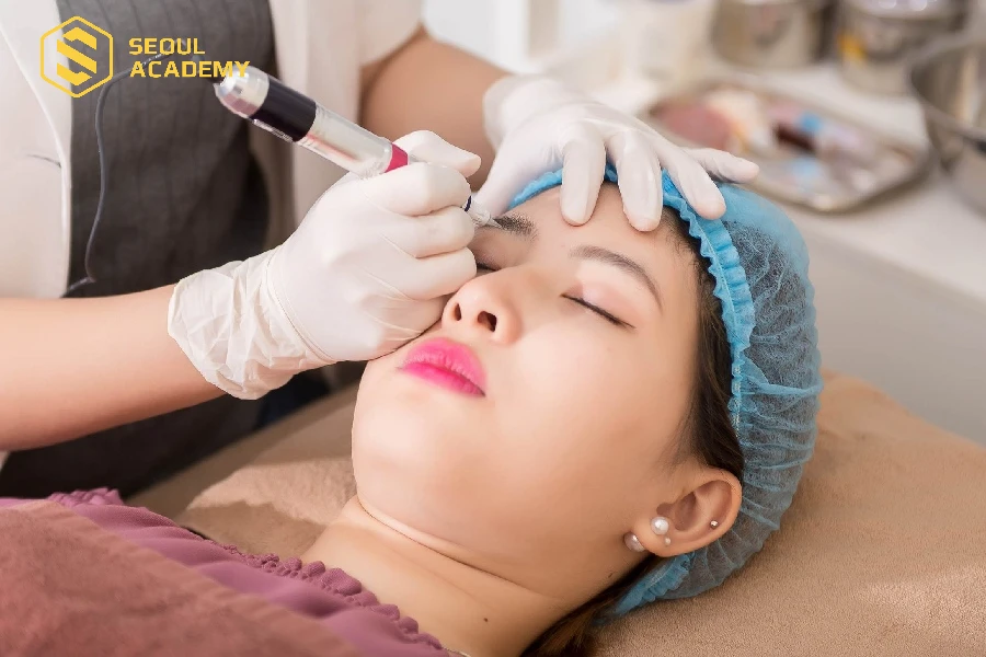 Khóa học thêu chân mày tại trường dạy nghề thẩm mỹ Xinh Xinh bài bản, giúp học viên có đủ trình độ làm nghề mai sau