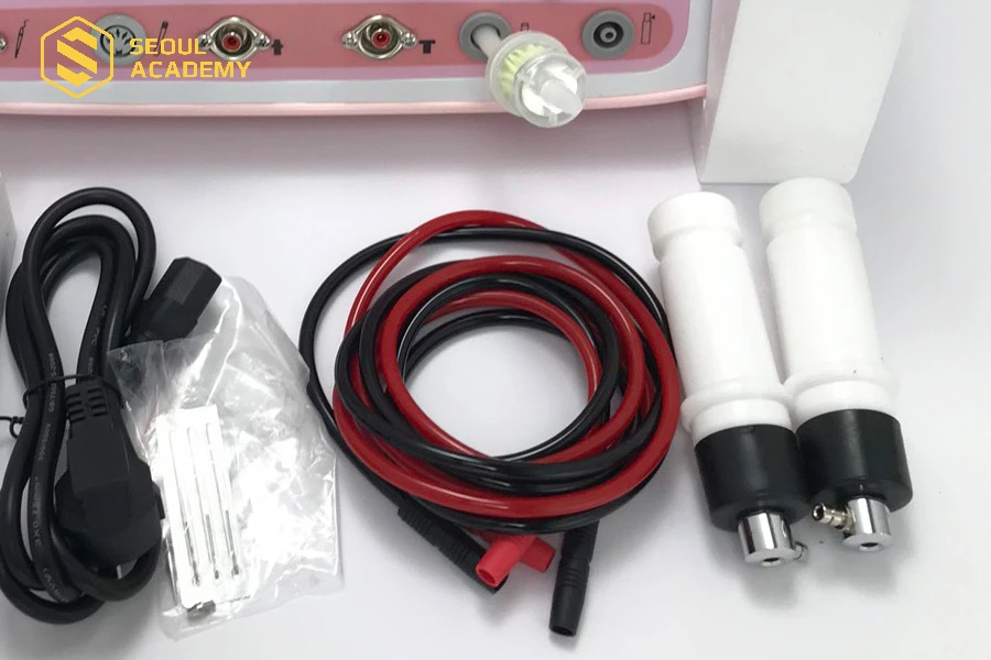 Dây đỏ cùng 2 bình phun sương của máy 5 in 1