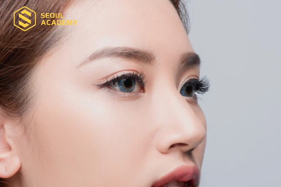 Khi makeup mặt tròn, lông mày nên cong hoặc gấp khúc một chút để gương mặt thon gọn hơn