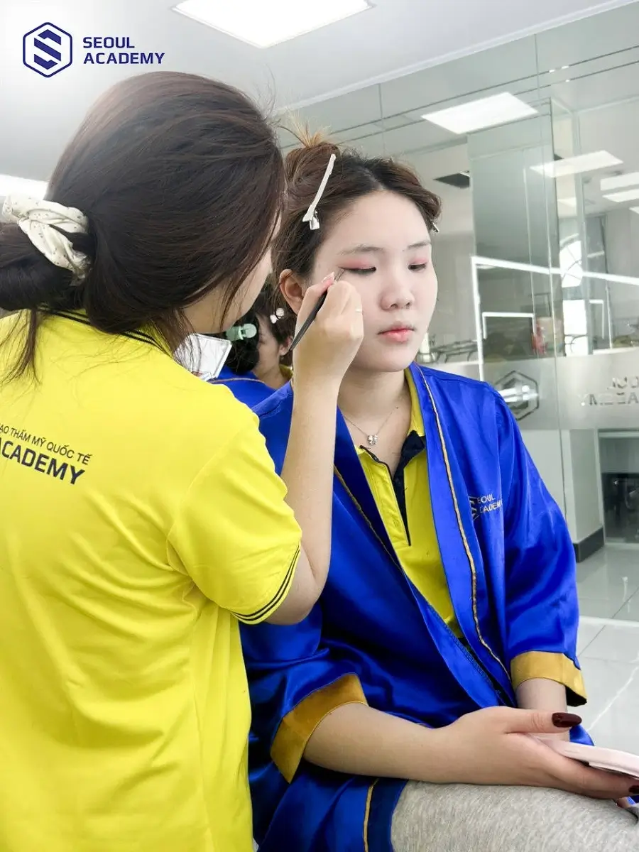 Nghề makeup là cơ hội để bạn tiếp xúc nhiều điều mới