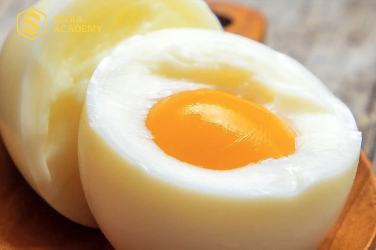 Ăn trứng, quá trình lên màu của hình xăm của bị chậm
