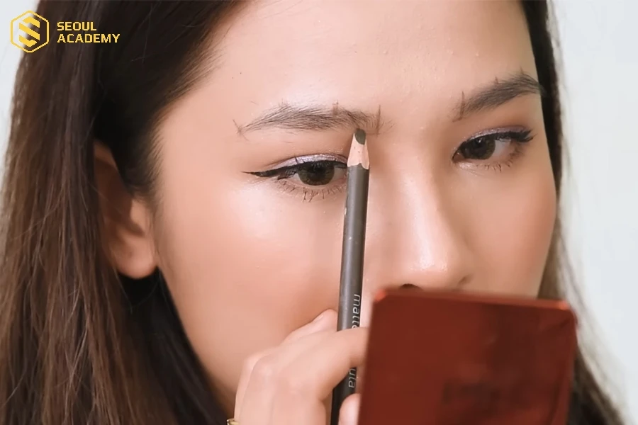 Vẽ mày cho mặt vuông cần thực hiện đúng kỹ thuật