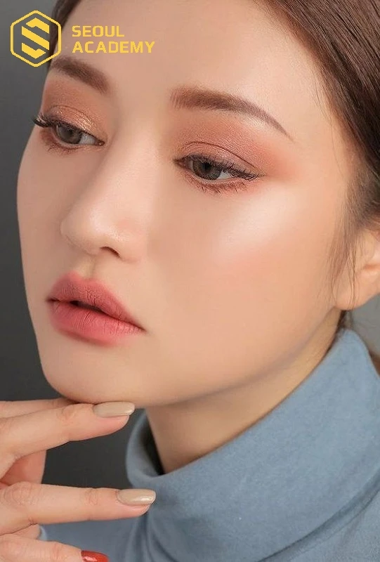 Mày hình chữ S là kiểu mày phổ biến với người có mặt vuông