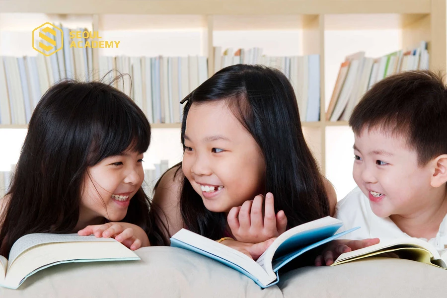 Đọc sách cùng bạn bè để tạo sự thích thú