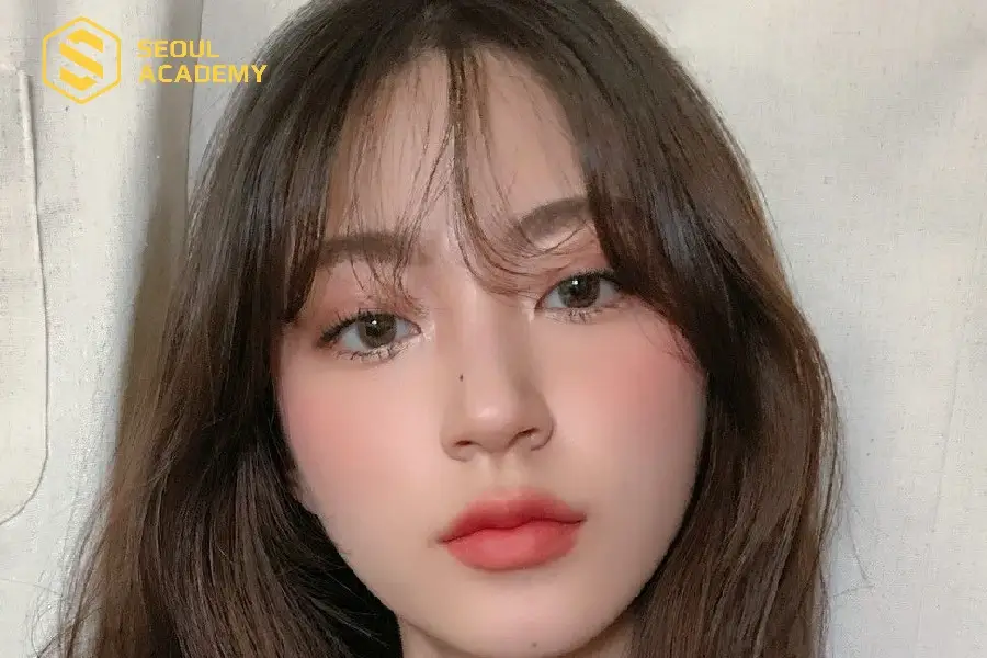 Khi thực hiện makeup kiểu nàng thơ phải đánh lớp nền tự nhiên, không nên tạo đường nét khuôn mặt quá sắc nét