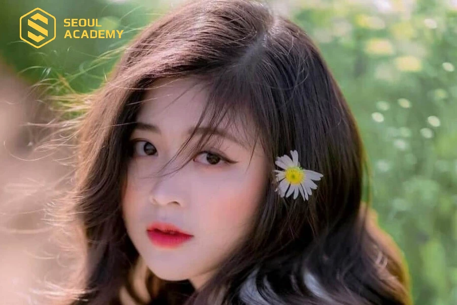 Đánh má hồng ngang hay chéo sẽ tạo nên nét hồng hào, tự nhiên hơn