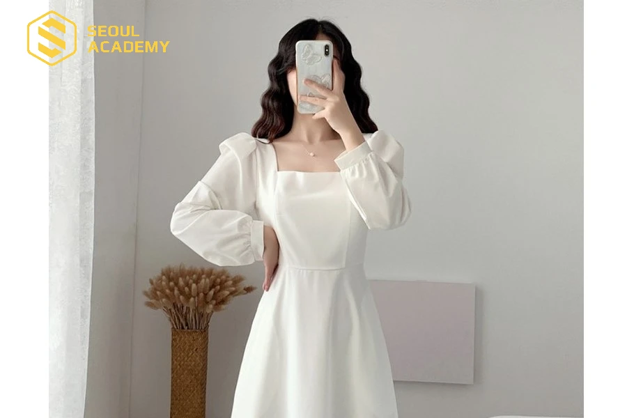 Kết hợp cùng kiểu makeup nàng thơ là một chiếc đầm xòe trắng sẽ tạo thêm phần nữ tính
