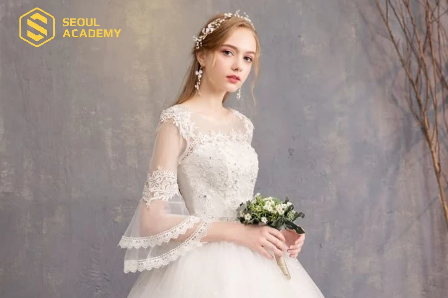 Chọn phụ kiện đi kèm nhỏ nhắn, lấp lánh sẽ giúp tổng thể trông hài hoà hơn