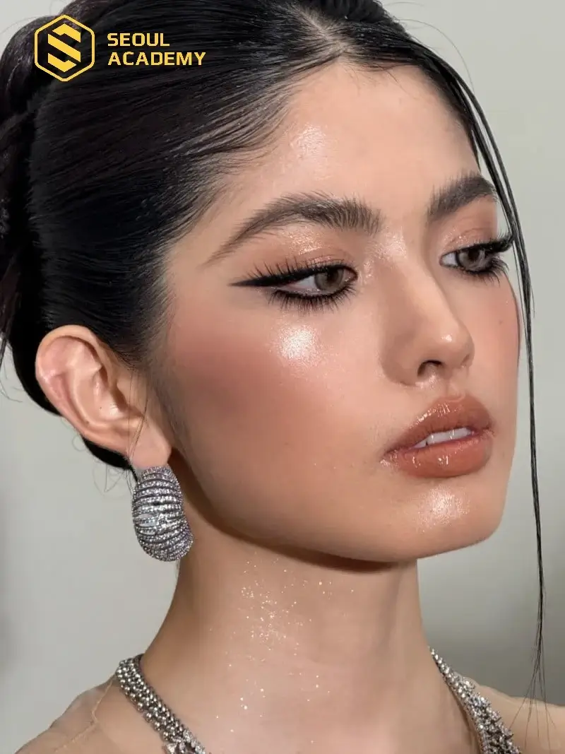 Lông mày của phong cách makeup tone Thái thường có độ cong sắc sảo