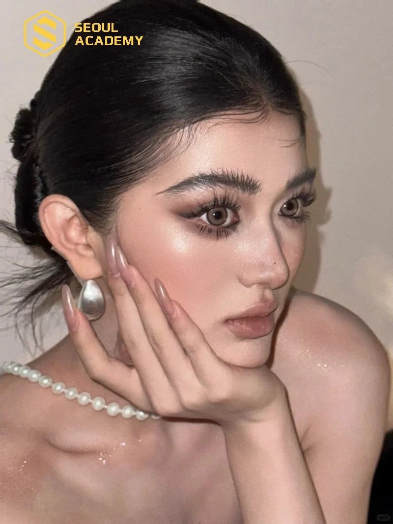 Gò má trong makeup tone Thái thường sử dụng tone màu đồng nhất với mắt và môi