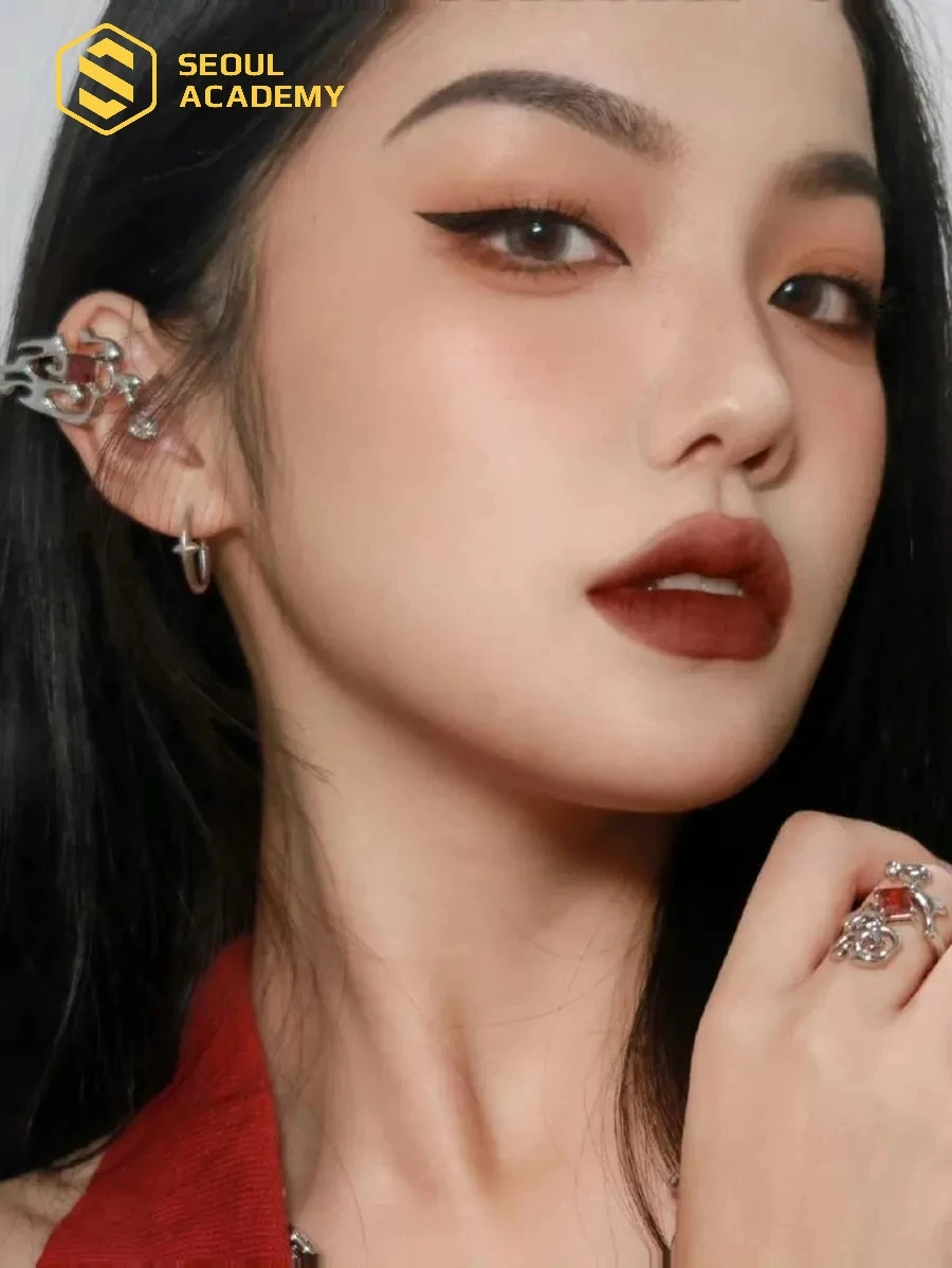 Tone son môi thường là cam đất hoặc đỏ nâu
