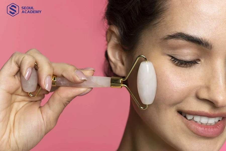 Quá trình massage mặt bằng đá thạch anh cần thực hiện đúng kỹ thuật để đảm bảo an toàn
