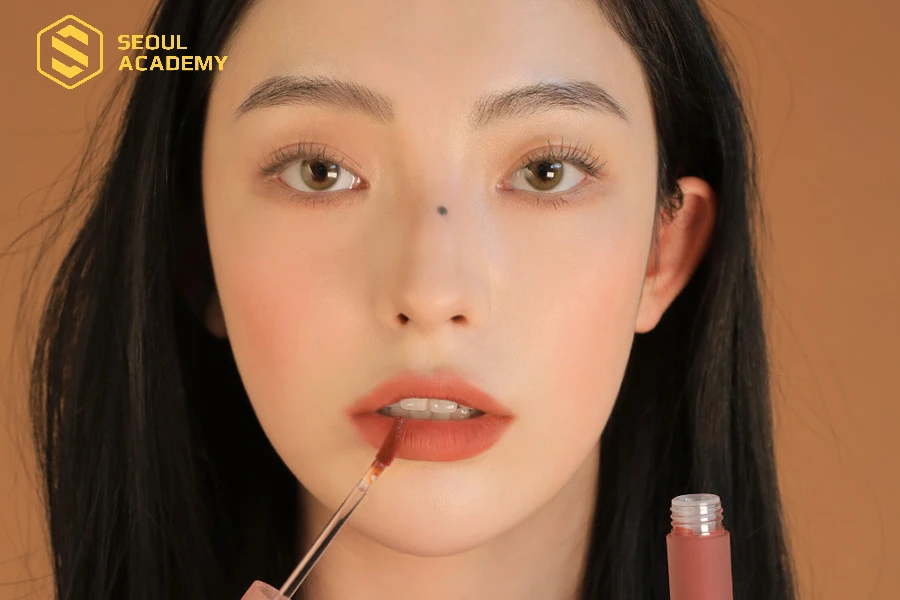 Cam cháy là màu son cho da ngăm rất dễ tìm kiếm trên thị trường