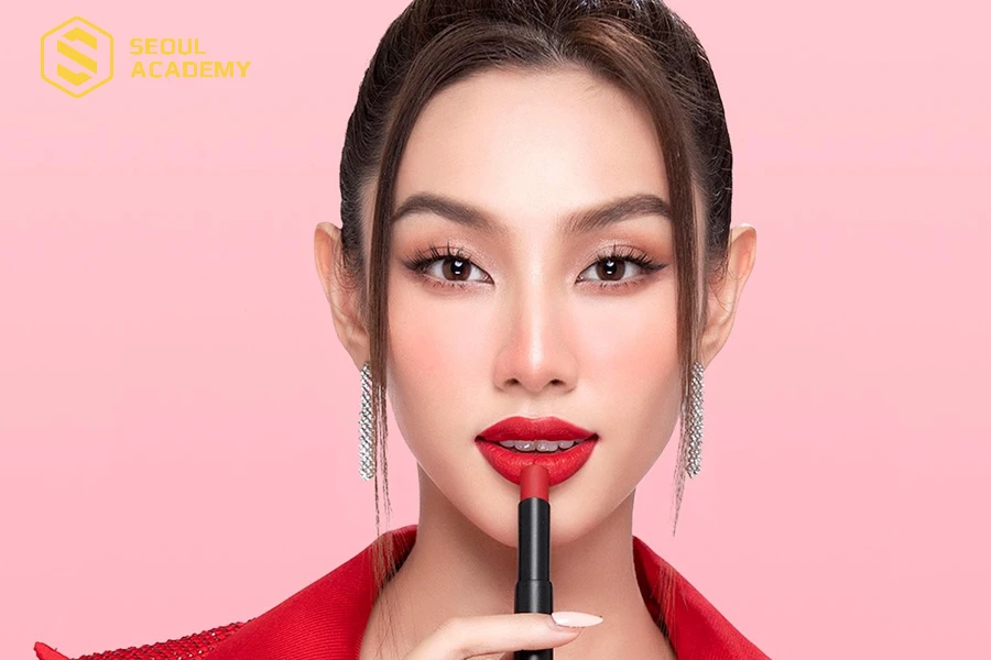 Sắc đỏ sẽ giúp làn da ngăm bật tone, trở nên tươi tắn và rạng rỡ hơn