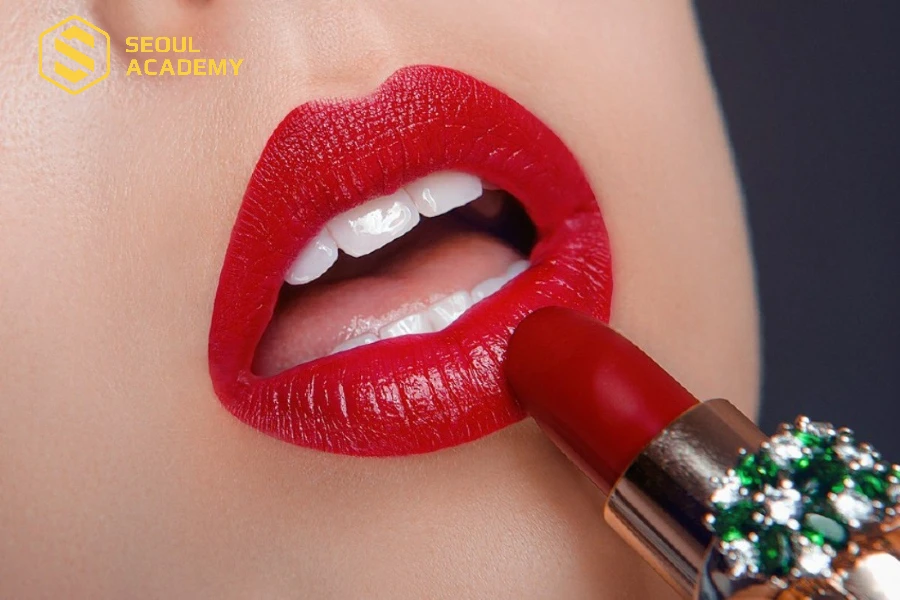 Tone đỏ là màu son cho môi dày thêm căng mọng, nổi bật và đầy gợi cảm