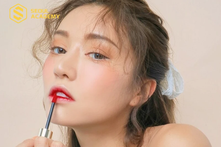 Thoa màu son cho môi dày vào đôi môi mới được tạo bằng sử dụng kem nền, kem che khuyết điểm