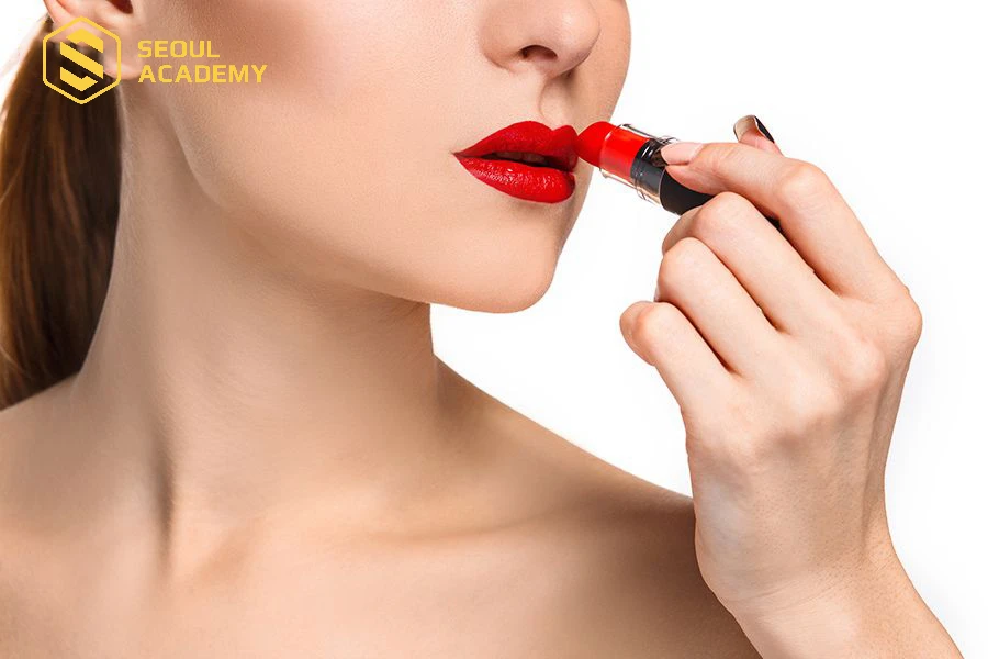 Người trung niên không nên chọn màu son quá sáng, chói