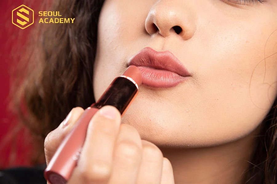 Son màu nude là màu son dành cho người từ 40-60 tuổi