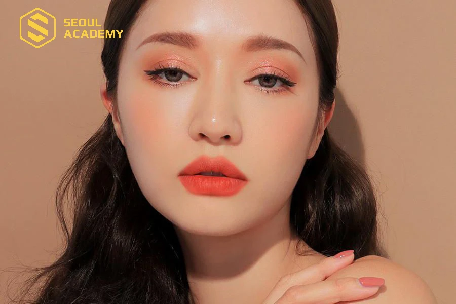 Son cam san hô phù hợp với nét đẹp của phụ nữ Á Đông