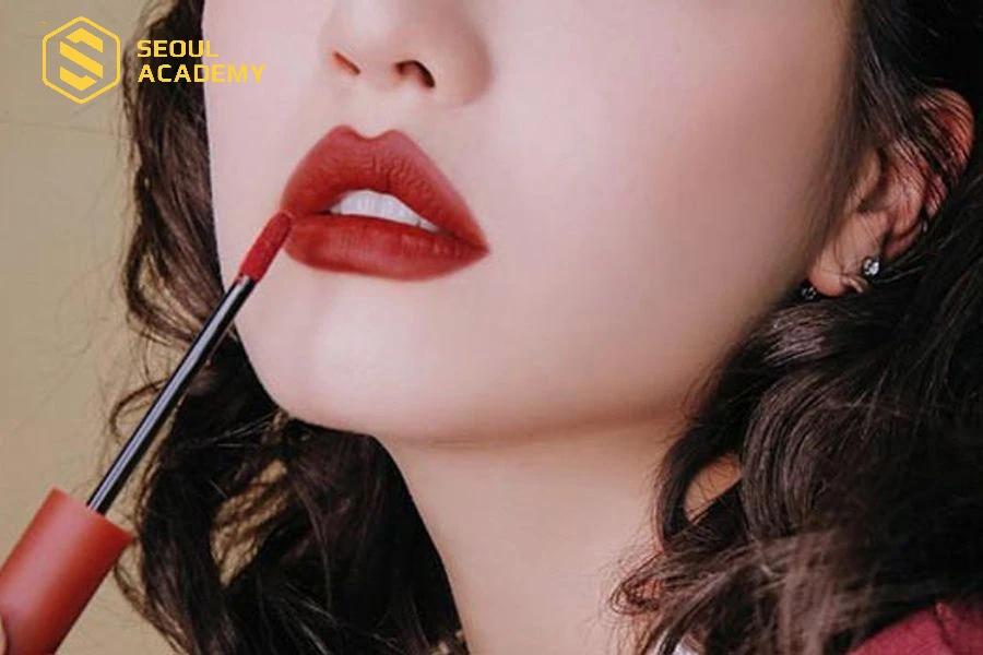 Son màu đỏ trầm là màu son hợp lý dành cho phụ nữ tuổi từ 40-60