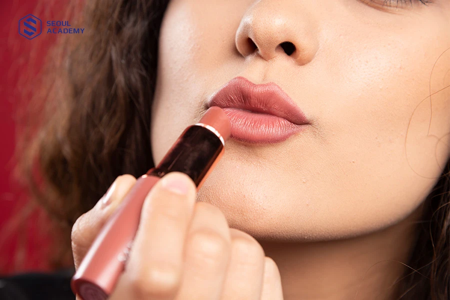 Son hồng đất mang lại vẻ đẹp nhẹ nhàng và tự nhiên