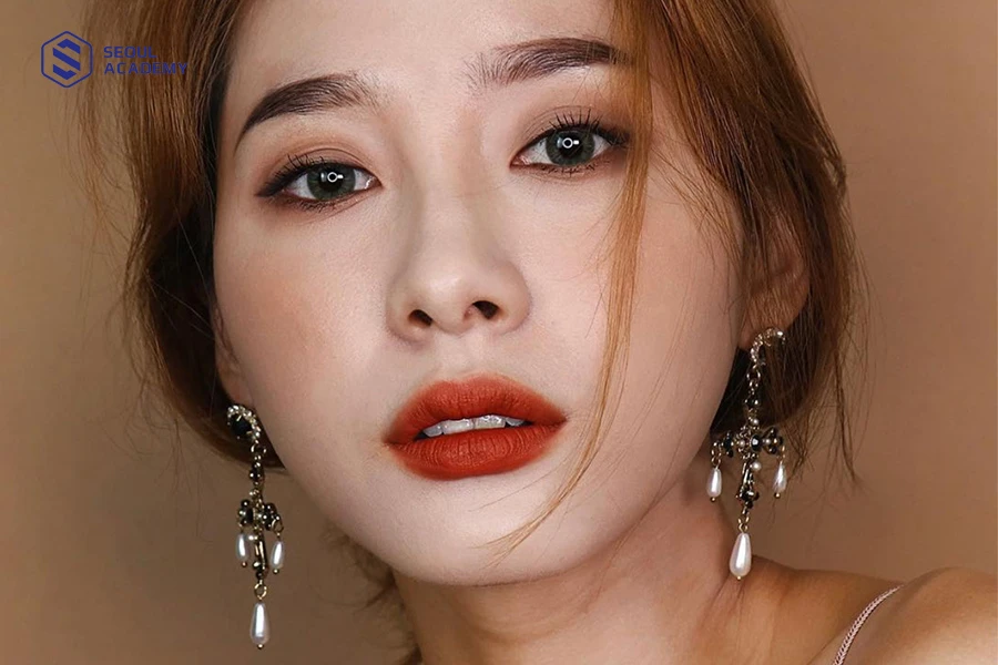 Son đỏ cam đất làm các nàng tỏa sáng mà không cần makeup