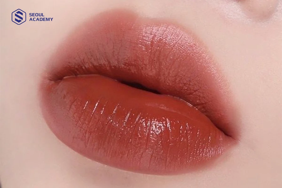 Son đỏ nâu giúp đôi môi thêm cuốn hút và nổi bật