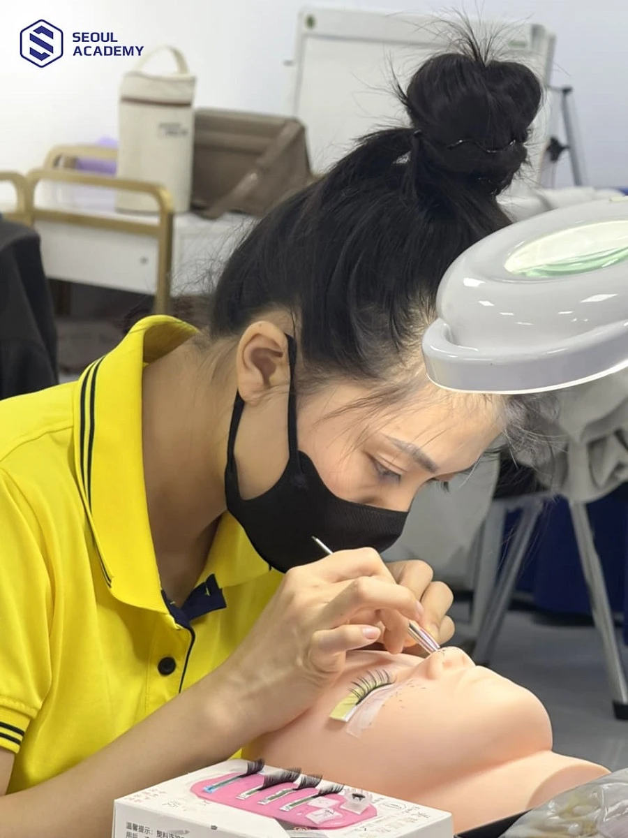 Nghề nối mi đòi hỏi phải có sự tỉ mỉ và chính xác trong từng thao tác
