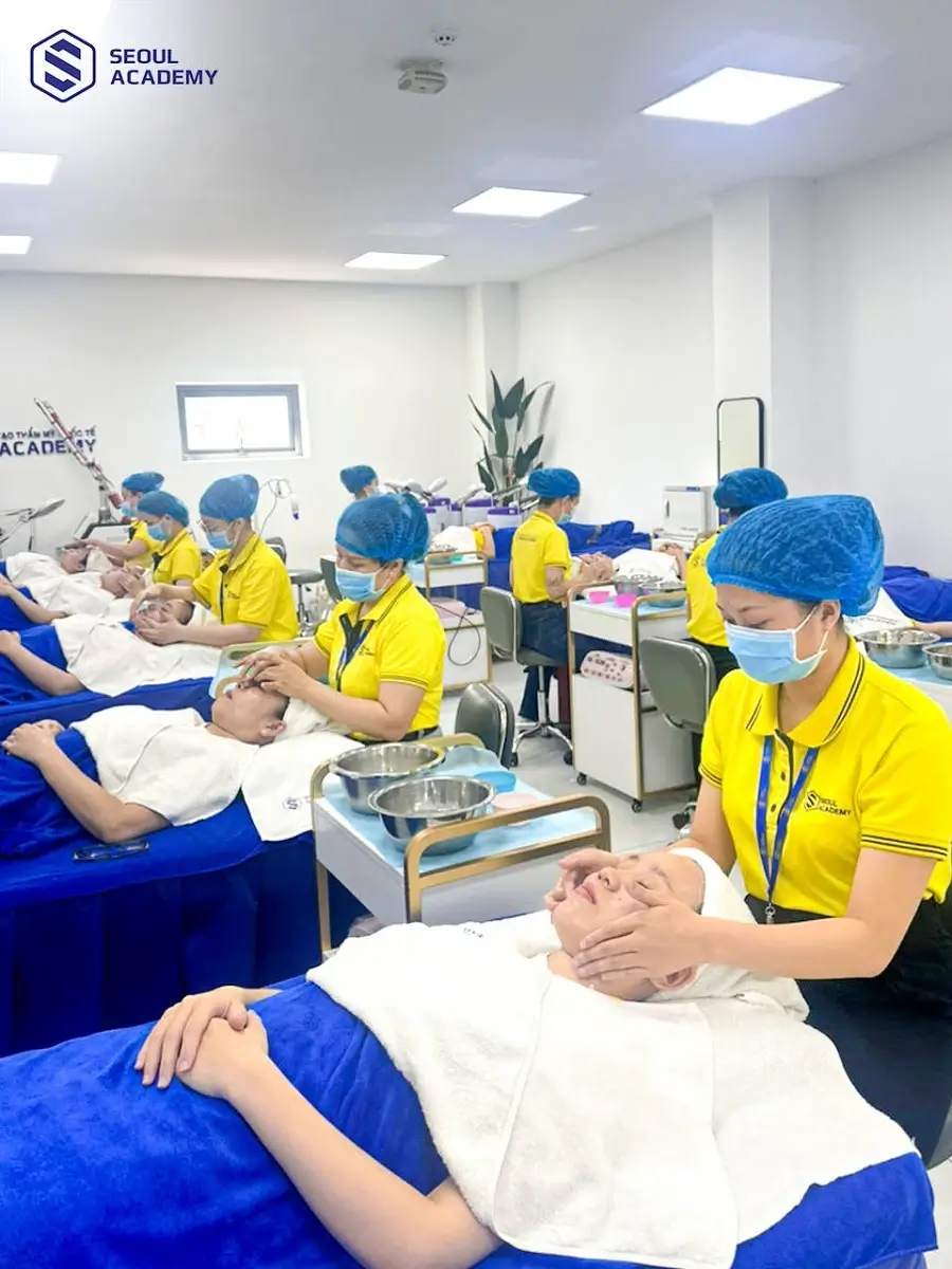 Muốn học nghề chăm sóc da cần phải đạt yêu cầu về sức khỏe, chịu khó cũng như sự khéo léo