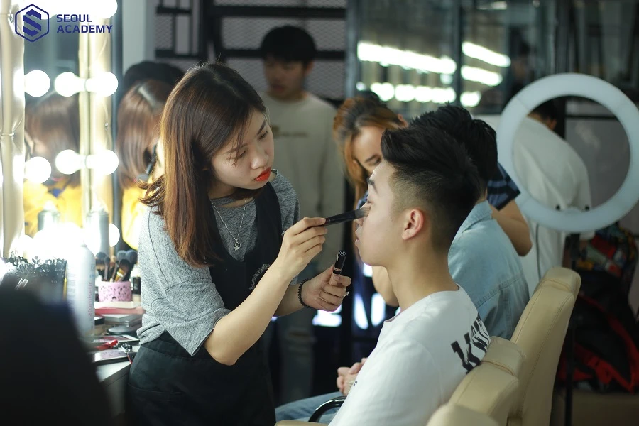 Trang điểm tự do giúp bạn có thu nhập ổn định nếu có thương hiệu cá nhân và tệp khách hàng ổn định