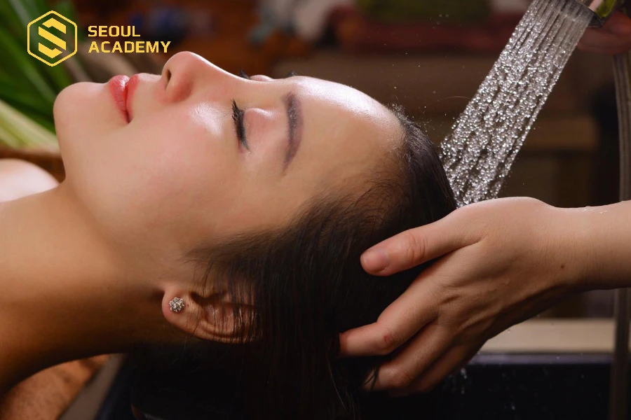 Mọi người có thể gội đầu dưỡng sinh tại nhà với các bước đơn giản