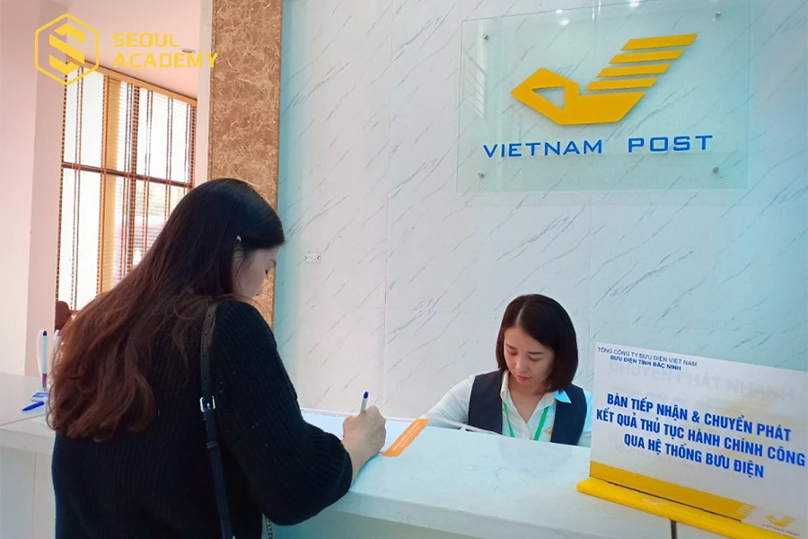 Thí sinh có thể nộp giấy báo điểm trực tiếp hoặc qua đường bưu điện