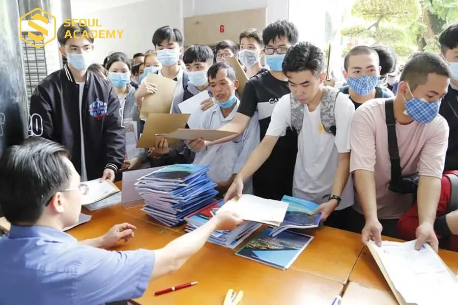 Mỗi trường Đại học/ Cao đẳng sẽ có quy định khác nhau