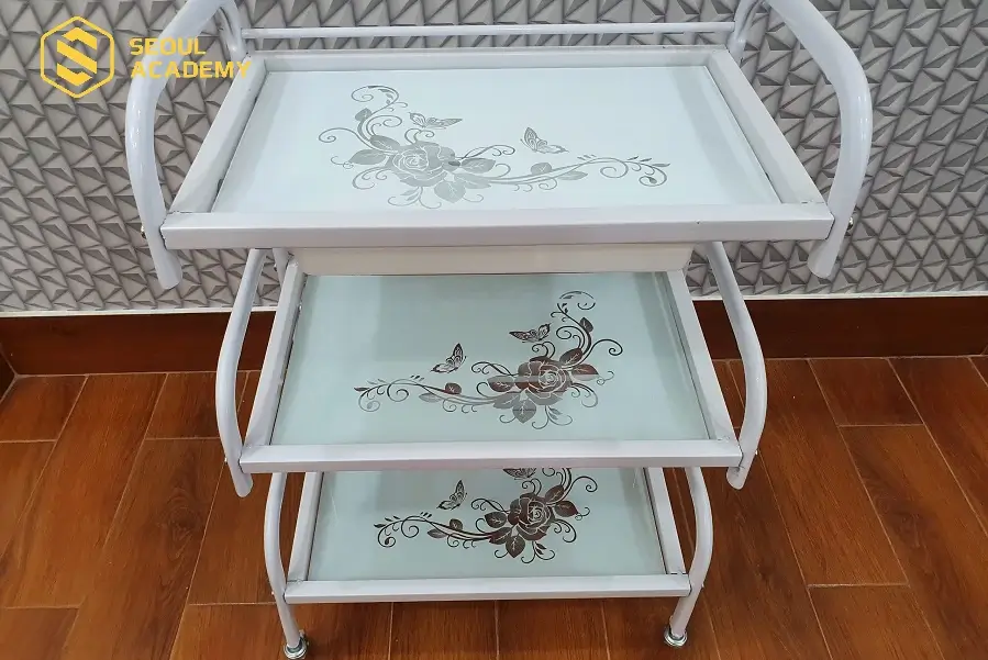 Xe đẩy dụng cụ chuyên dụng trong spa