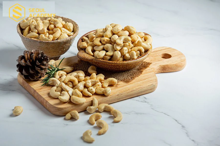 Phun môi ăn hạt điều được không là câu hỏi của nhiều chị em sau khi làm đẹp