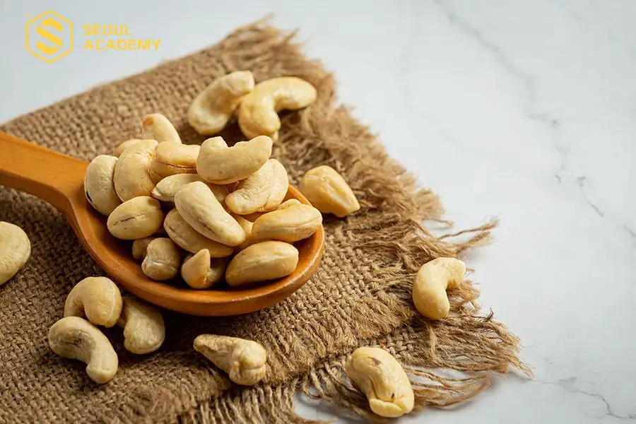 Phun môi không nên ăn quá 100g hạt điều trong 1 tuần
