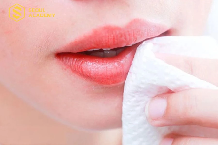 Nên vệ sinh môi hàng ngày để đảm bảo an toàn cho môi