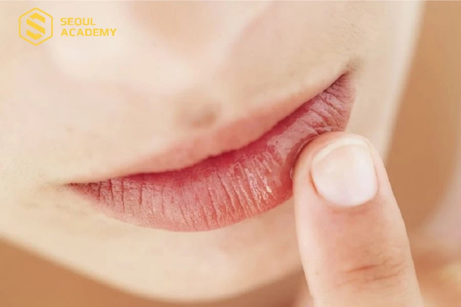 Không chạm tay lên môi để tránh vi khuẩn tiếp xúc với môi