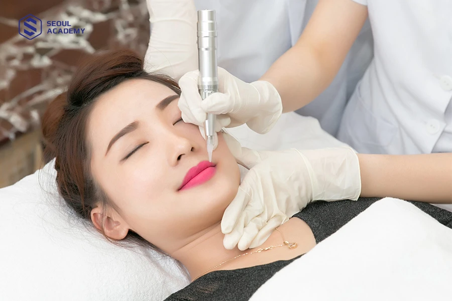 Chuyên gia dùng màu tươi và đậm để phun đè lên vùng môi bị loang màu nhẹ