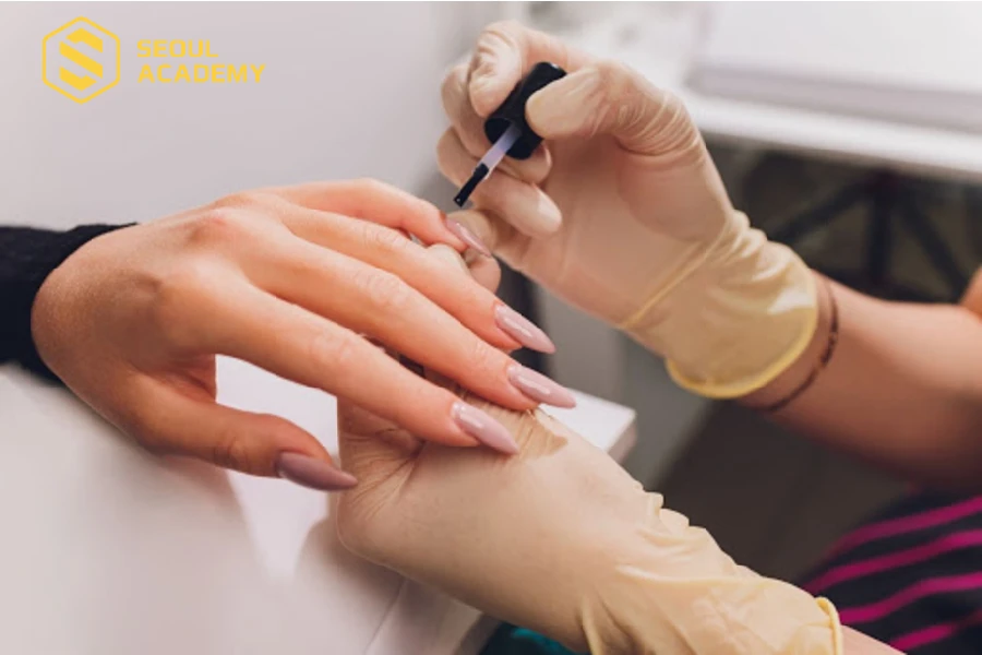 Sơn đều các lớp gel lên toàn bộ bề mặt móng
